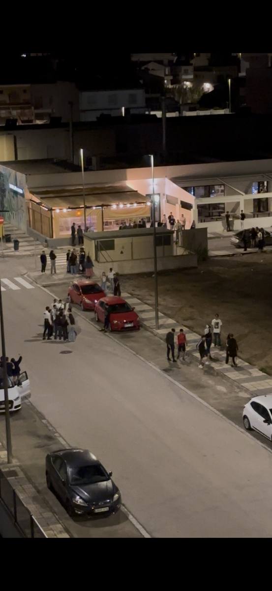 Exterior del local de ocio nocturno en Playa Oliva con clientela en vía pública