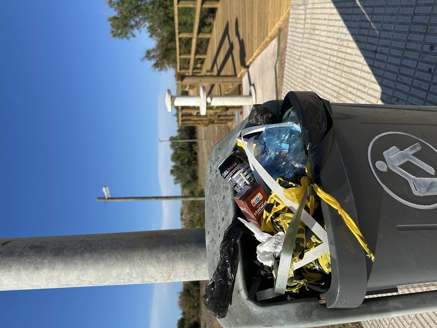 Botella y vaso de cerveza abandonados en portal de bloque residencial Playa Oliva