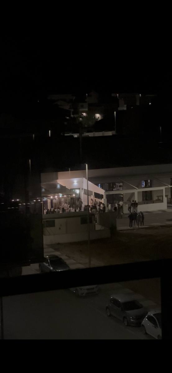 Dos patrullas de Policía Local de Oliva con luces encendidas interviniendo de madrugada Playa Terranova