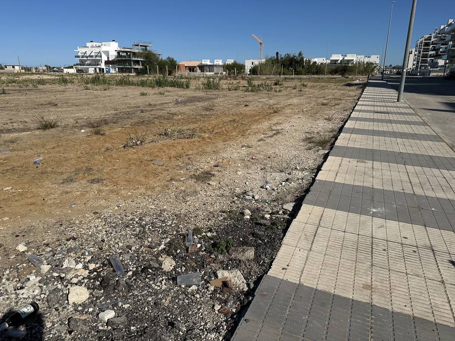 Solar adyacente a bloques residenciales Playa Oliva sin mantenimiento