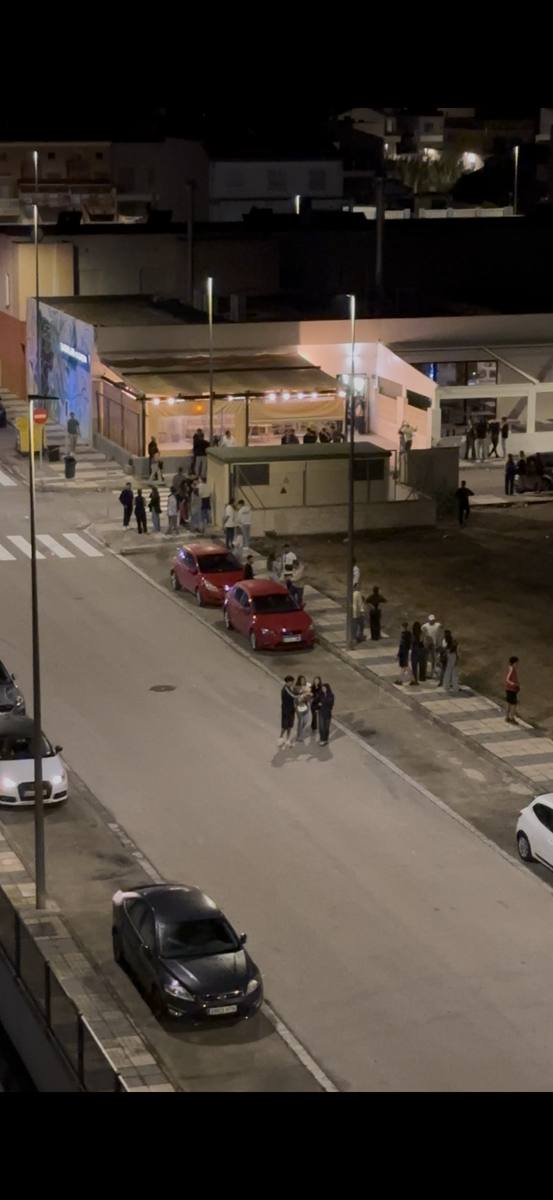 Grupos en vía pública frente al local nocturno Playa Oliva Terranova de madrugada