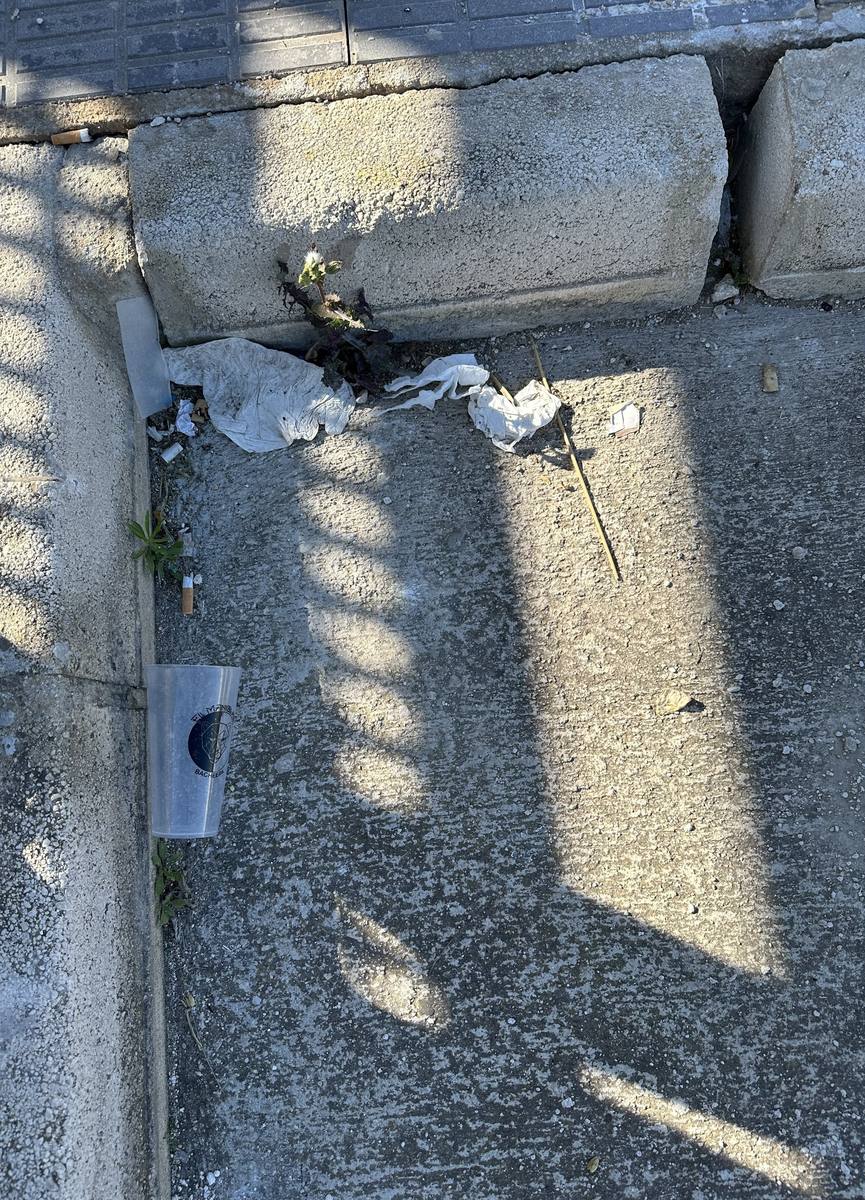 Caseta con grafitis y valla derrumbada en Playa Oliva Terranova