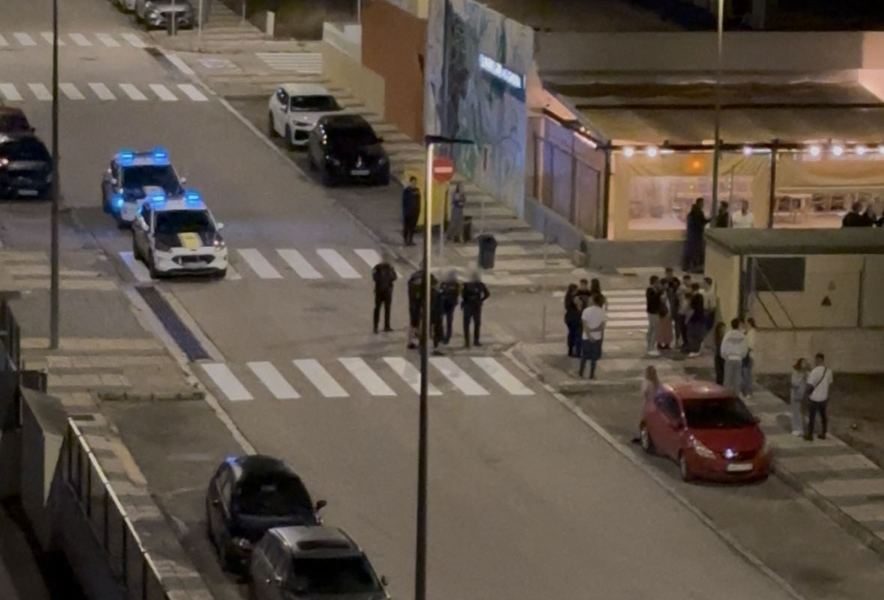 Intervención policial nocturna en Playa Oliva Terranova, dos patrullas con luces encendidas