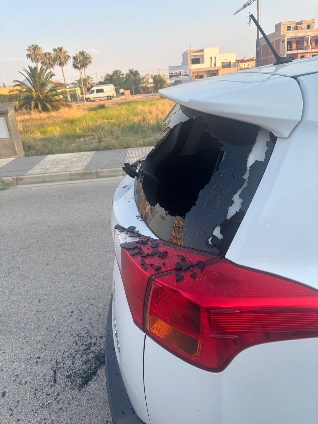 Vehículo blanco con luna trasera rota en Calle del Teix