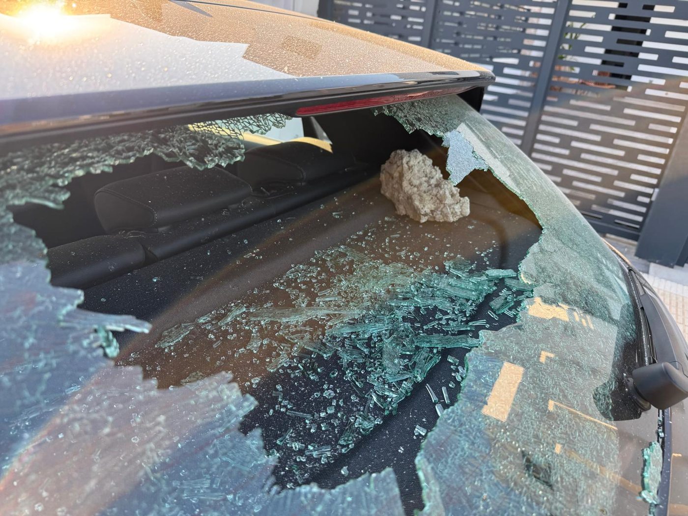 Piedra dentro de un vehículo tras romper la luna trasera