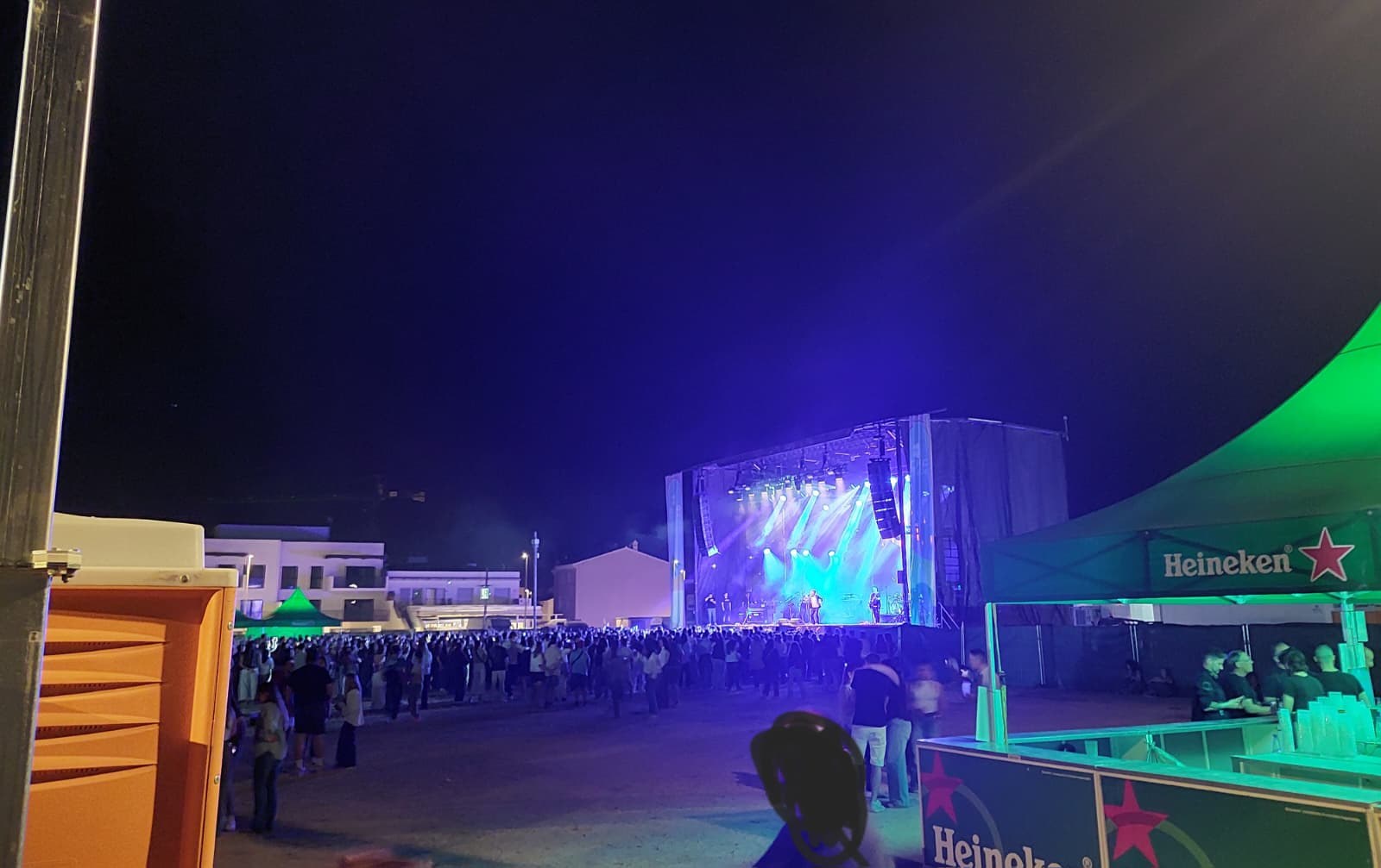 Festival Duna Dorada en marcha de noche, con el escenario iluminado y bloques al fondo