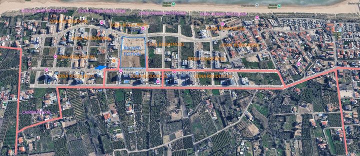 Plano aéreo de Playa Oliva Terranova con recinto del Festival Duna Dorada marcado en azul, rodeado de zona residencial y zona dunar protegida