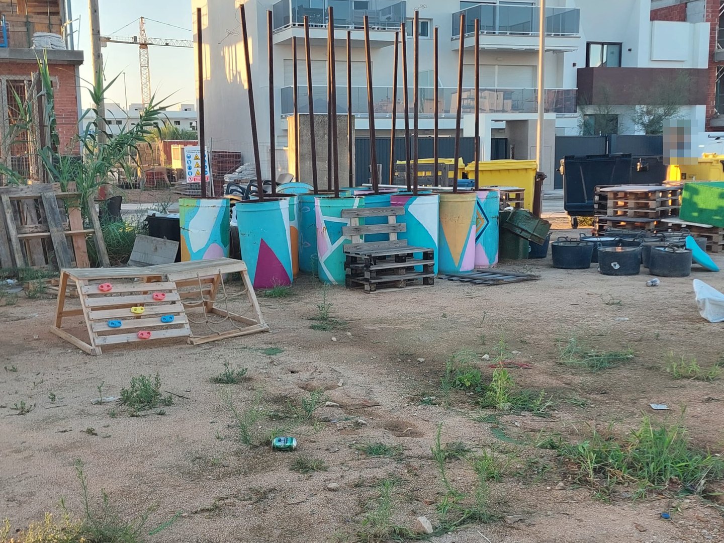 Bidones, palés y materiales acumulados · 11/09/2026.
