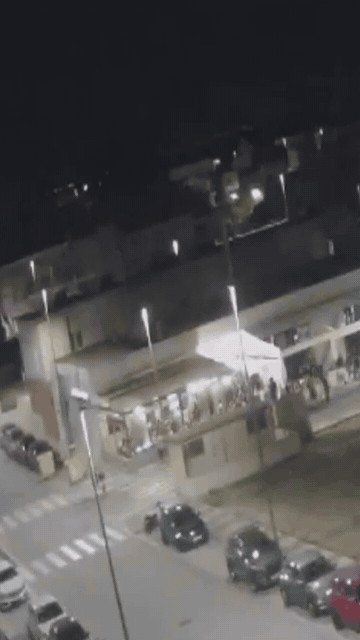 Traca y cohetes documentados de madrugada en el cruce de la avenida de les Marjals y Carrer Festuc